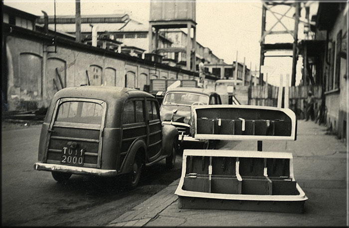 Torino 1958 Via Issiglio 38 due modelli pronti per la spedizione. Davanti alla piccola Topolino si intravede la Fiat 1900 A di Alfredo Stola. Sullo sfondo a destra si vede l'inizio della costruzione dell'impalcatura in legno dove sta per sorgere il palazzo della famiglia Stola al civico 40.