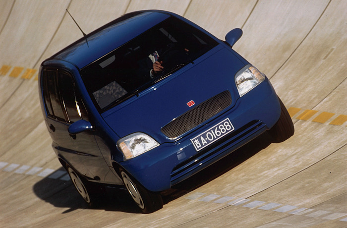 1994 Torino: foto ufficiale della FCC scatta appena terminato il prototipo. Questa famiglia cinese, la Mercedes l’ha appositamente invitata a Torino per partecipare alla foto.