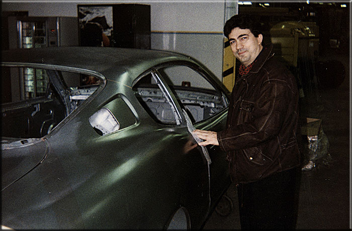 Modena gennaio 1997. Beppe Di Nunno posa cosa con la prima scocca della M338 nello stabilimento Maserati di viale Ciro Menotti.