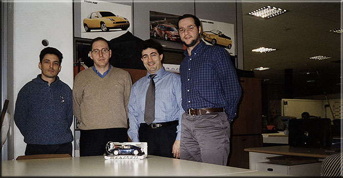 Rivoli dicembre 1998. Presso l'ufficio tecnoco della Stola s.p.a. in via Ferrero 9 Luciano Bernello, Sergio Giorgis, Beppe Di Nunno e Fabrizio Giacometti posano per una foto ricordo col modellino in scala della Maserati 3200GT.