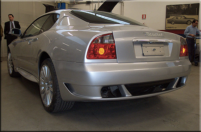 Modena 2001 All'interno dello stabilimento Maserati di via Ciro Menotti 322 il primo esemplare della coupé (M138).