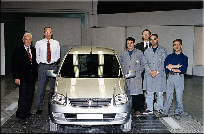 Rivoli 1997, prima che le attività inizino arriva per essere esaminata una Perodua Kancil di produzione. Da sinistra l'Ingegner Alberto Sassa, Lucio Giarolo, Lello Locantore, Andrea Giovannelli, Antonio Giovinazzo e Vincenzo.