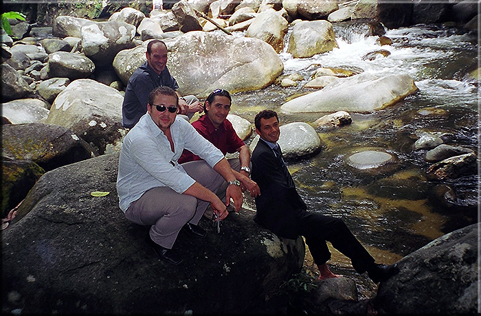 Malesia 2003. Una gita in un giorno di festa Brani, Picaro, Vai e Novo.