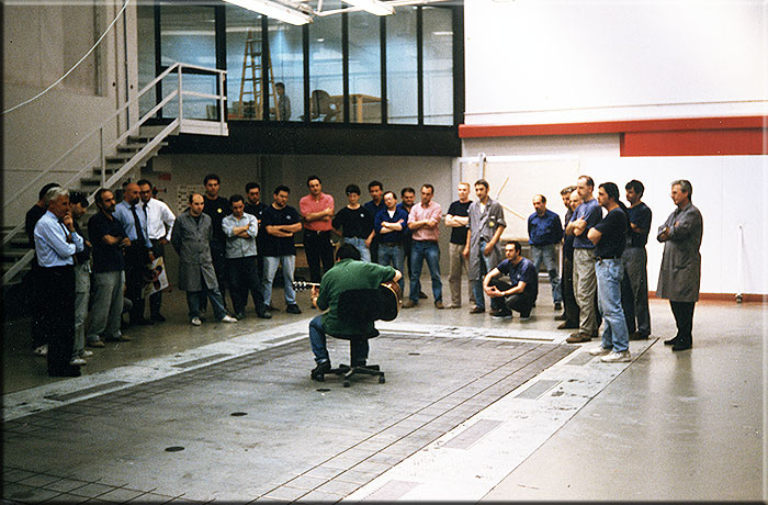 Rivoli aprile 1997. Terminata la giornata di lavoro il designer Masato Inoue intrattiene suonando la chitarra una parte dei modellatori di stile della Stola s.p.a.