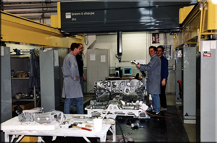 Rivoli fine 2002: in Stola, sotto la tracciatrice DEA si procede all'assemblaggio del master di montabilità degli interni della Fiat Palio 178-3. Si riconoscono Giovanni Magno, Danilo Franchino, Leonardo Canavesi e Carmelo Saitta.