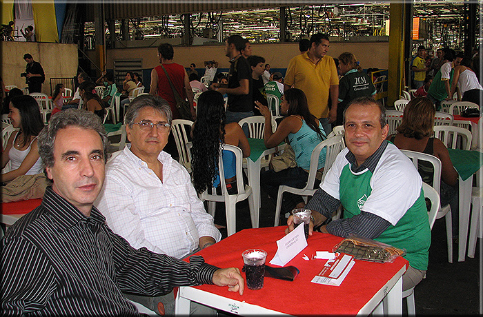 Belo Horizonte 23 dicembre 2003. All'interno dello stabilimento Stola do Brasil in un area ricavata appositamente per la festa di Natale del personale (in alto nella foto si possono notare le attrezzature tecniche della linea di assemblaggio). Da sinistra : Bruno Pastorelli, Savatore Tuve e Pasquale Papalia.