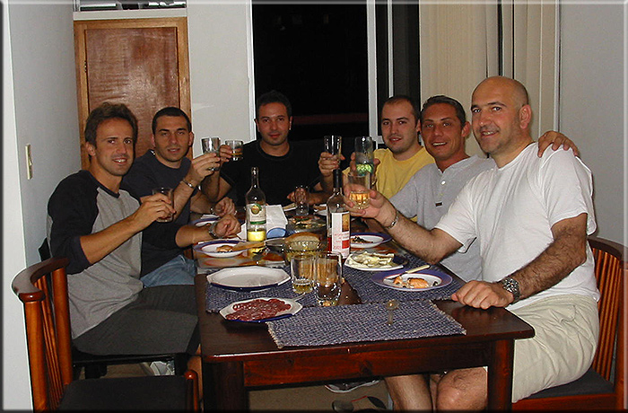 Dicembre 2001 presso l'abitazione di Roberto Arpini in rua Alagoas 581 Belo Horizonte. Si riconoscono Giorgio Negro, X, Denis Pace, Alessio Fucci, Carlo Carena e Roberto Arpini.