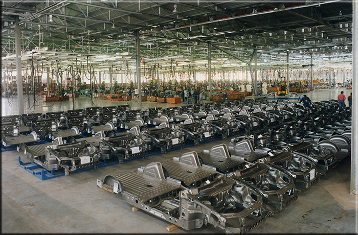 3 Agosto 1998 presso il nuovissimo stabilimento Stola do Brasil in occasione della visita della dirigenza Stola s.p.a. Carlo Alecci, Carlo Biassoni accompagnati da Roberto Stola ammirano i primi 50 autotelai della Fiat Palio 178-A Strada. Le scocche verranno assemblate sui telai la settimana seguente considerando questo avvio produttivo.