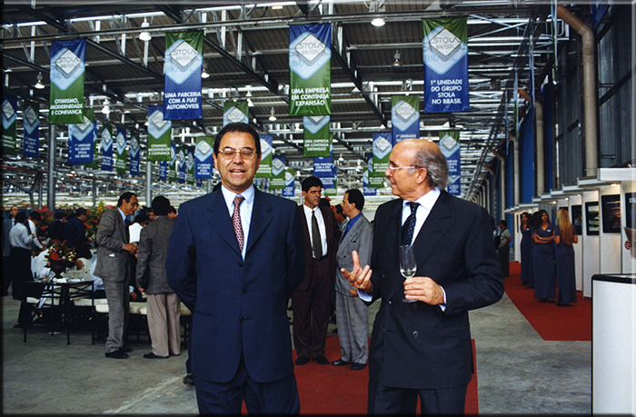 Prima del pranzo ufficiale all'interno dello stabilimento Stola do Brasil Giovanni Battista Razelli A.D. di Fiasa discorre con Roberto Stola.