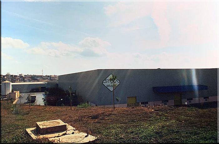 15 giugno 2000 Belo Horizonte. Alfredo Stola documenta stupito il viaggio in auto fra l'hotel Ouro Minas e la Stola do Brasil, notando i numerosi cartelli stradali posti dalla municipalità di Belo Horizonte per raggiungere la Stola...