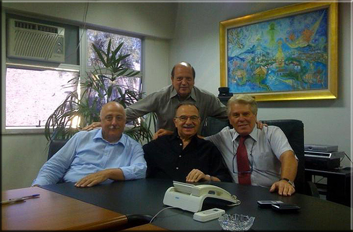 Settembre 2000 Belo Horizonte presso la Stola do Brasil: una foto ricordo, per il saluto (che poi sarà un arrivederci) del Cav. Guido Maina al centro della foto in piedi si riconosce Celio De Castro a sinistra Franco Stola e a destra Enrico Negri.