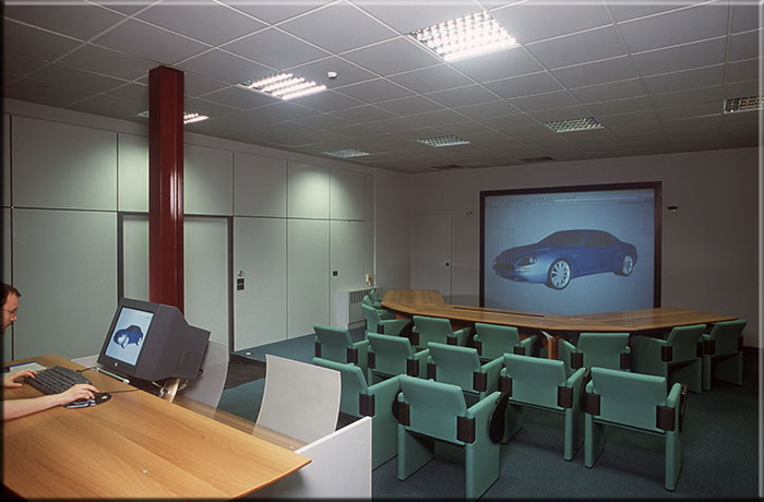 Ottobre 2000. La prima sala virtuale della Stola s.p.a.nella sede di Rivoli. Si distingue da quella di Cinisello Balsamo per la colonna color granata.