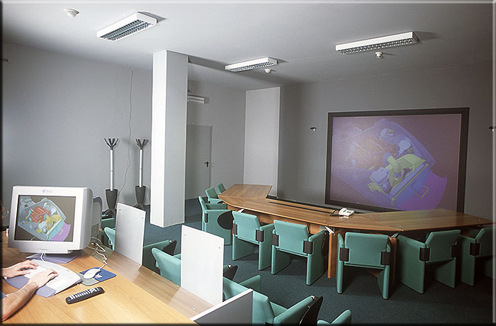Novembre 2000. La seconda sala virtuale della Stola s.p.a. nella sede di Cinisello Balsamo. Si distingue dalla gemella di Rivoli per la colorazione bianca della colonna a sinistra della foto.