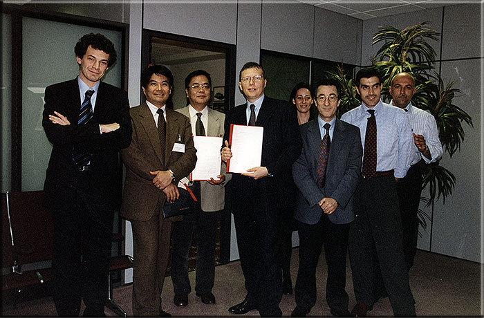 Rivoli Aprile 2000 Appena firmati i contratti in una foto ricordo. Da sinistra Tiziano Novo Tomoyuki Okura, Nobuyuki Ishihara, Alfredo Stola, Bruno Arienti, Carlo Mantovani e Gioachino Grande.