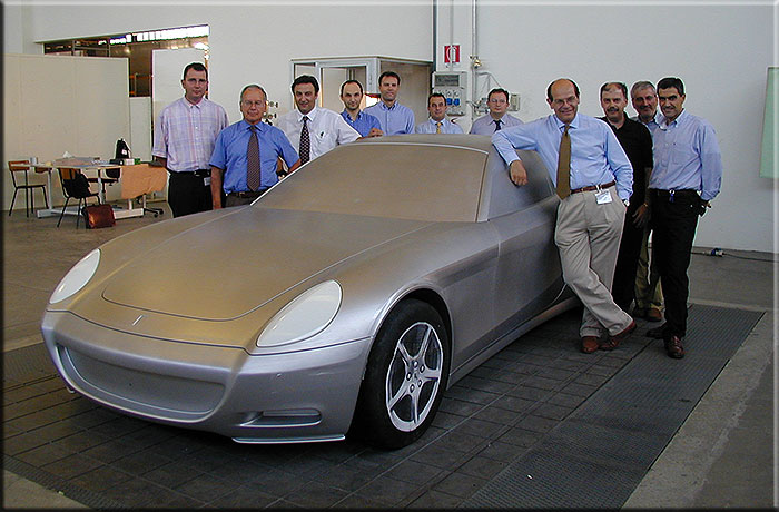 Rivoli presso la STOLA s.p.a. primavera 2001. Il momento della validazione del Master Verifica Matematica degli esterni della Ferrari F137 disegnata da Pininfarina che poi verrà chiamata 612 Scaglietti. Da sinistra Migliorini, Maurizio Rossi, Pighetti, Guidetti, Paolo Zerbini, Panzeri, Lorenzo Ramaciotti, Mauro Del Monte, Ottina, Carlo Mantovani.