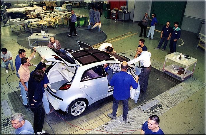 Il team Stola al lavoro si riconoscono Massano, Longo, Sansalone, W. Cobra, Trosa, e Cogerino.