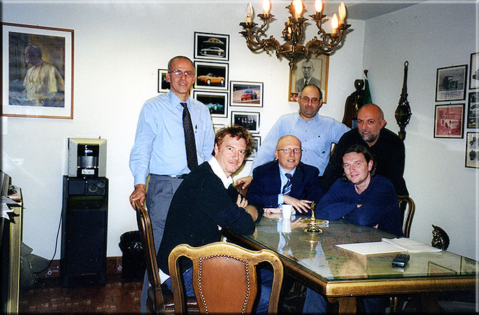 Rivoli febbraio 2002. Nello storico ufficio della STOLA s.p.a. posano per una foto ricordo per inizio lavori della Navicross e della Messenger. Da sinistra Lucio Giarolo, Marek Reichman, Alfredo Stola, Carlo Cavaglià, Sergio Prodan e Giochino Grande.