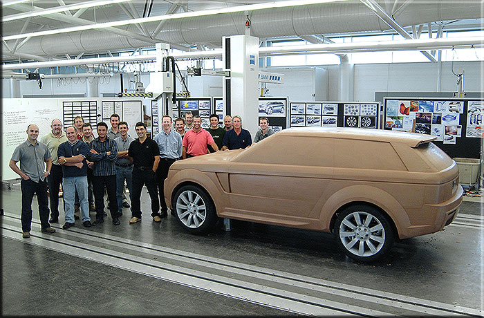 Febbraio 2003 Coventry. Prima di iniziare i lavori di costruzione del prototipo, Giuseppe Di Nunno della Stola s.p.a. lavorerà per due settimane presso il Centro Stile per condividere le fattibilità tecniche insieme ai tecnici Land Rover.