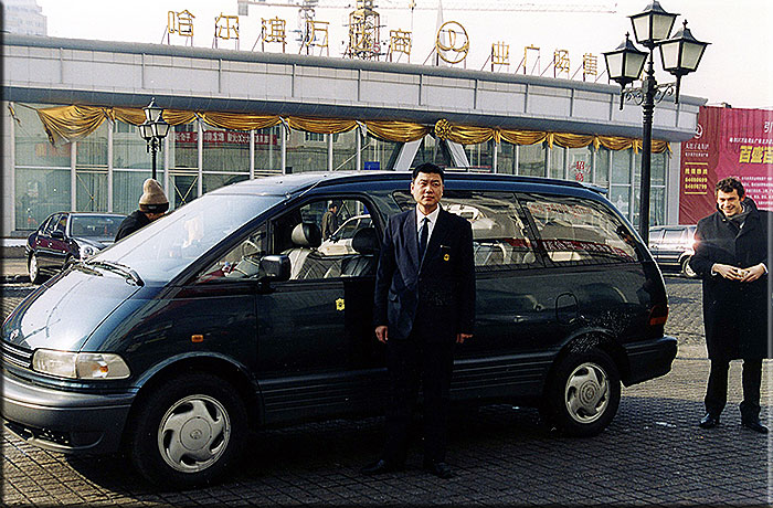 Febbraio 2003. Il viaggio di trasferimento dalla città di Harbin alla città di Changchun. Sulla destra Tiziano Novo.