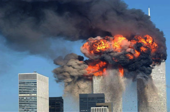 New York 11 settembre 2001 alle ore 15:03 di Francoforte anche la seconda torre del W.T.C. viene colpita.