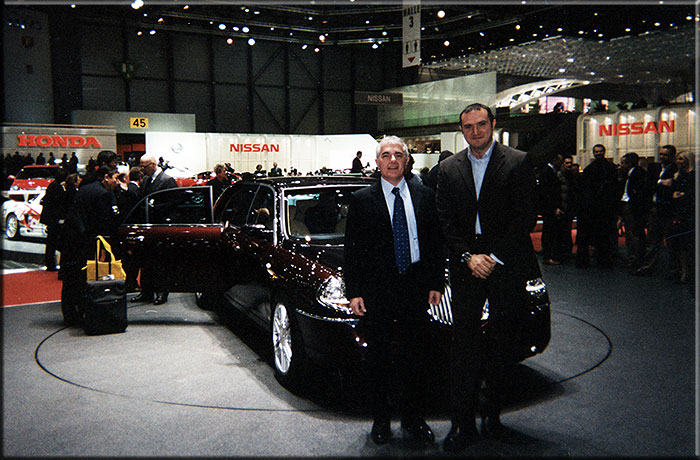 Ginevra 2004 Luigi Gallina e Giancarlo Concilio fra i più importanti artefici del progetto Stola S85 e Lancia Thesis Limousine presidenziale. Agli ingegneri Paulo Cantarella e Nevio Di Giusto va il ringraziamento di Alfredo Stola per aver sempre appoggiato questi progetti.