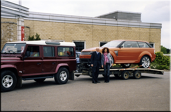 Fine febbraio 2004. Coventry. All'interno del centro tecnico Aston Martin, Jaguar e Land Rover, Alfredo e Maria Paola Stola posano in una bella fotografia con la Reng Stormer da poche settimane ritornata da Detroit.