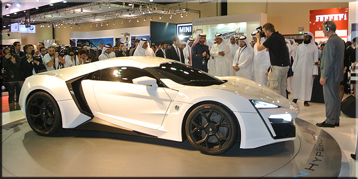 Doha 28 gennaio 2013, il modello di stile della Lykan in premiere mondiale al Qatar Motorshow nello stand della W Motors. Sari El Khalil e Sultan Abu-Sultan presentano il modello di stile della Lykan al Primo Ministro del Qatar  Sua Eccellenza Sheikh Hamad bin Jassim bin Jalsor al Thany.