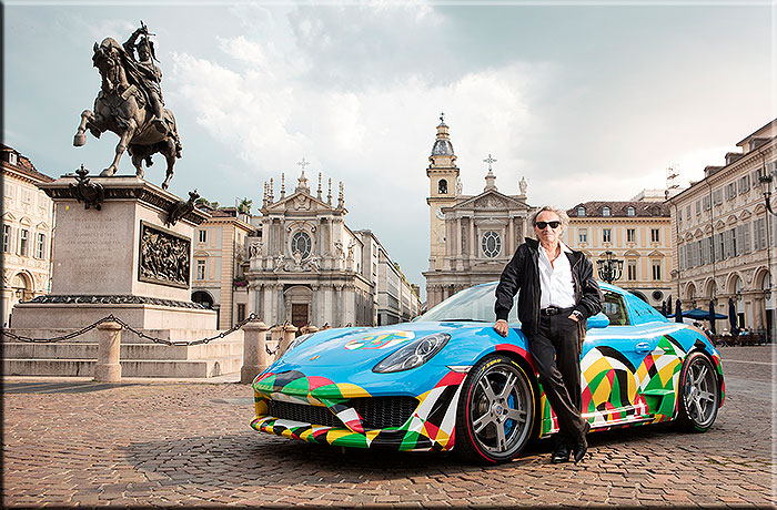 6 giugno 2017 Torino in piazza San Carlo. Il Maestro Ugo Nespolo in una foto ufficiale prima di portare la Moncenisio al Salone Parco Valentino.