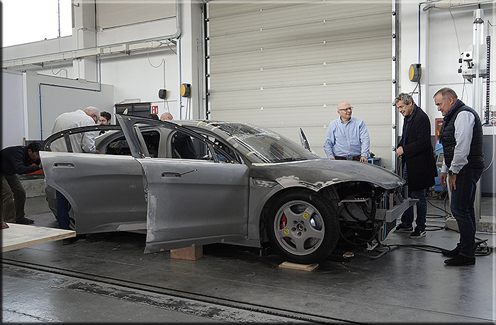 Rivoli novembre 2019. Una visita al prototipo prima della verniciatura di Helmut Gasser vice presidente Magna Engeenering Germania e Italia, presenti in quel momento Tiziano Novo general manager di Magna Steyr Italia e Alfredo Stola.